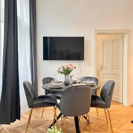 Newly Renovated In Wenceslas Square 아파트